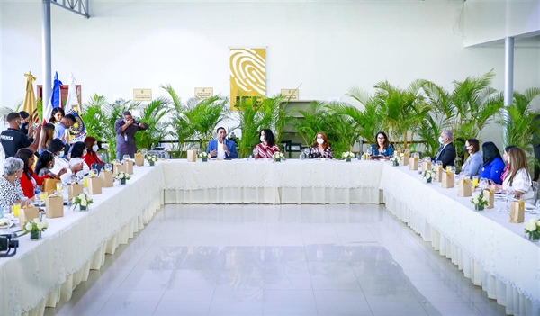 Paridad de género, tema central de reunión entre JCE, LMD y alcaldesas