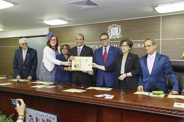 INPOSDOM pone a circular en JCE emisión postal por 75 aniversario del voto de la mujer en República Dominicana