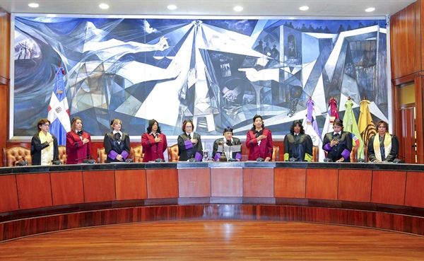 Juezas de las Altas Cortes celebran el 75 aniversario del derecho de ciudadanía y el voto de la mujer dominicana