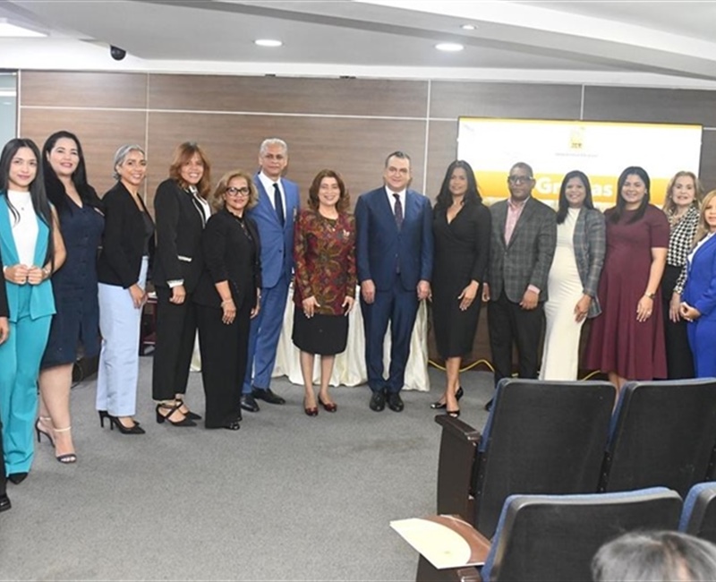 JCE presenta nueva cédula a la Asociación de Mujeres Ejecutivas, Empresarias y Profesionales